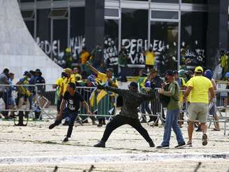 Bolsonaristas durante os atos de 8 de janeiro que culminaram na invasão dos Três Poderes, em Brasília