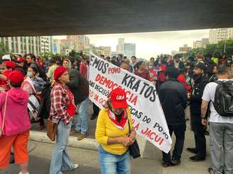Manifestantes pró-democracia se reúnem na Avenida Paulista, nesta segunda-feira, 9