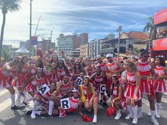 Ruas de Salvador ficam tomadas por foliões no domingo pré-carnaval; fotos