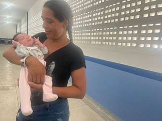 Zuleide e a filha de 7 dias, sobreviventes de deslizamento em São Sebastião, litoral de São Paulo