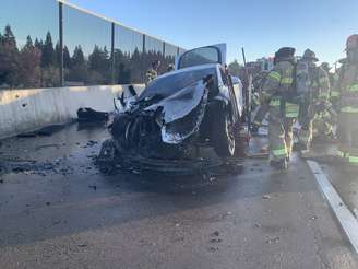 Tesla pega fogo em rodovia dos EUA