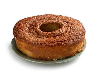 De nada? É, mas de insosso este bolo não tem nada. Leva iogurte natural para deixar a massa macia, além de essência de baunilha e canela em pó. Pode acreditar, vai ser o sucesso absoluto da festa.Veja a receita.