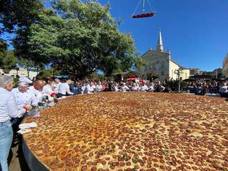 Maior pizza do Brasil pesa mais de 400 kg e rende 5.000 fatias