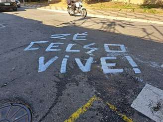 Por volta do 12h30, um homem chamado Gabriel parou em frente ao teatro pintou a rua com a frase 'Zé Celso Vive'.