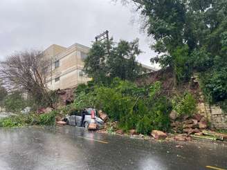 Em 16 de junho, o o Rio Grande do Sul já enfrentou danos por conta de um ciclone. Na foto, desabamento provocado pela chuva e vento fortes em Taquara (RS).