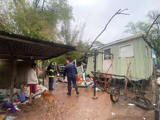 Santa Maria, no Rio Grande do Sul, teve casas invadidas pela água e danificadas pela ventania e queda de granizo.