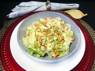 SALADA CAESAR AO MOLHO DE QUEIJO PARMESÃO E NOZES