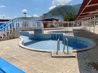 Piscinas, quadras esportivas, rinha de galos e um estádio de beisebol faziam parte das excentricidades do local