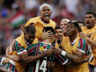 Jogadores do Fluminense comemoram gol do Cano