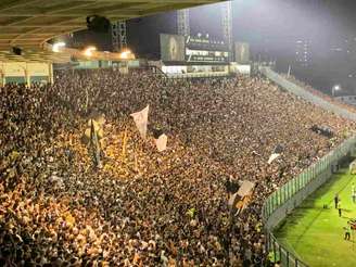 Torcida do Botafogo fez bonita festa em São Januário no decorrer da partida, mas se envolveu em confusão no fim –