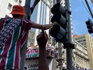 Tricolores arrumavam qualquer jeito para ter melhor visão dos craques no trio elétrico –