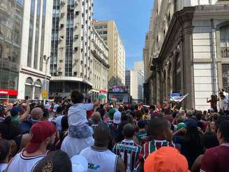 Famílias inteiras e tricolores de todas as idades celebram o Fluminense campeão –