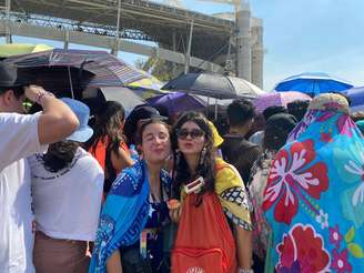 Ana Luiza, 20, e Mitalli, 22, estudantes em fila para show de Taylor Swift em 18 de novembro de 2023.