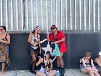 Fãs em fila do show de Taylor Swift no Rio de Janeiro em 18 de novembro de 2023: Luiza, 24, cineasta; Júlia, 25, estudante; Beatriz, 25, assessora de comunicação.