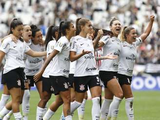 Corinthians goleia o São Paulo e é campeão do Paulistão Feminino 