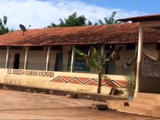 Imagem mostra a fachada da escola indígena Kuhnan Xacriabá