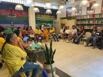 A imagem mostra uma roda de pessoas negras durante a eleição da nova coordenação do Movimento Negro Unificado