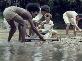 Imagem mostra cena de uma das produções, onde pessoas negras estão em um rio buscando ouro.