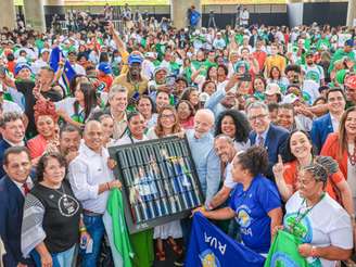 Na imagem, catadores e catadoras de materiais recicláveis reunidos com o presidente Lula, na manhã de 22 de dezembro