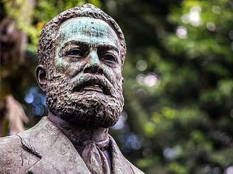 Imagem mostra busto de Luiz Gama, em homenagem em uma praça pública.