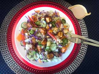 SALADA ARCO-ÍRIS COM QUEIJO COALHO TOSTADO