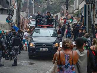 A imagem mostra uma operação policial na periferia. Estudo do Ipea aponta que busca de drogas é maior em bairros mais pobres e domicílios de pessoas negras.