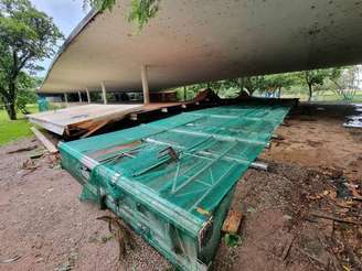 Estrutura metálica de manutenção da marquise do Parque do Ibirapuera caiu e deixou quatro pessoas feridas.