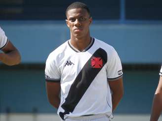 A imagem mostra o capitão do Vasco sub-20, Lucas Eduardo, jovem negro, com uniforme e em campo.