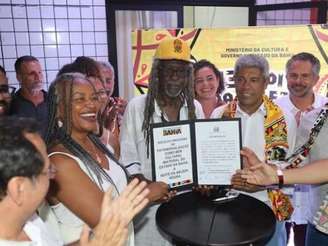 A imagem mostra o governador Jerônimo Rodrigues e representantes do concurso "Noite da Beleza Negra" segurando uma placa do processo de patrimonialização.