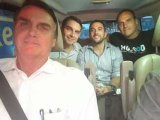 Jair, Flávio e Eduardo Bolsonaro acompanhados de Carlos Jordy em 2017