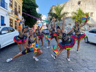 A companhia de dança Acauã colore as ruas de Olinda há 20 anos, com muito frevo no pé