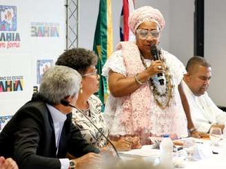 A imagem mostra líderes religiosos discutindo, na quarta-feira (24). sobre a criação da delegacia especializada em combate à intolerância religiosa.