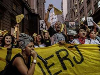 Imagem mostra estudantes da Universidade Federal do Rio de Janeiro (UFRJ) durante manifestação pela valorização da educação.