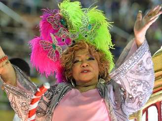 Na foto, a cantora Alcione durante desfile da Estação Primeira de Mangueira.