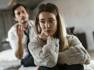 Um relacionamento abusivo nem sempre se manifesta em agressão física