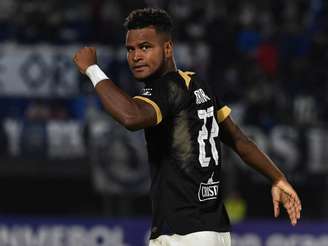 O atacante do Alianza Lima, Aldair Rodriguez, comemora o primeiro gol de seu time durante a partida de ida da fase de grupos da Copa Libertadores entre Libertad e Alianza Lima, no estádio Defensores del Chaco, em Assunção, em 20 de abril de 2023. Jogador sofreu racismo no Peru no último sábado (3)