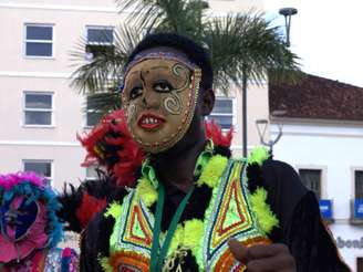 A imagem mostra um artista ganês fantasiado para o carnaval. A Casa de Gana levará a cultura do país para o festejo na capital da Bahia entre os dias 8 a 13 de fevereiro.