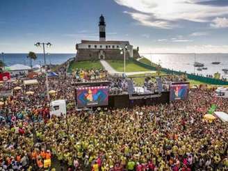 Imagem mostra um bloco de carnaval no Farol da Barra, em Salvador.