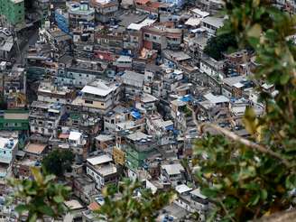 Favela da Rocinha, Autoria: Krishna Naudin, Local: Rio de Janeiro/RJ, Data: 11 de maio de 2016, sob a licença Creative Commons.