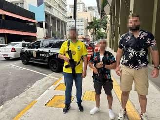 Policiais usam roupas coloridas para prender ladrões de celulares durante desfiles de blocos de rua no carnaval.