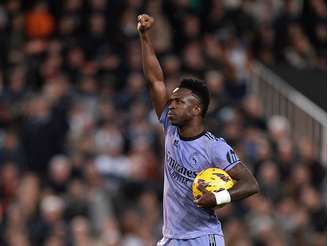 Vini Jr. faz 2 gols na volta ao estádio em que foi vítima de racismo e celebra com punho cerrado