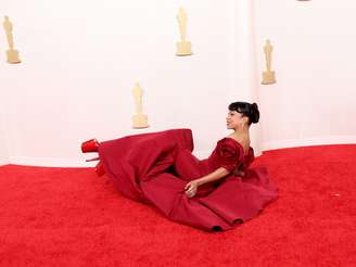 Liza Koshy leva tombo no tapete vermelho do Oscar 2024 