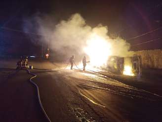 Caminhão explodiu após tombar em rodovia