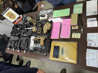 Armas apreendidas por equipes do Deic após investigação de comércio ilegal; suspeito preso vendia o armamento pela internet