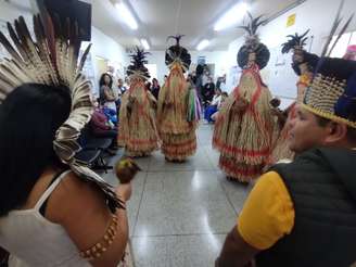 Apresentação do toré, dança pankararu que atrai boas energias, na sala de recepção da Unidade Básica de Saúde do Real Parque
