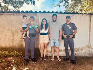 Criança engasgada com peça plástica é salva pela PM em SP.