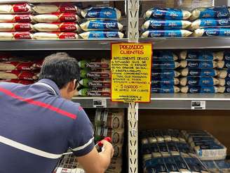 Supermercado atacadista na região do grande ABC, em São Paulo, limita a quantidade de arroz comercializado por cliente devido às enchentes no Rio Grande do Sul, que comprometem o abastecimento do produto.