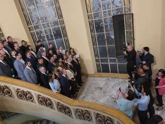 Depois do 'chá de escada' nos prefeitos, Barroso e outras autoridades do Judiciário chegam para a foto oficial.