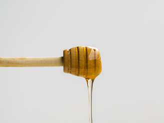 Profissional explica o que é o mel cru e como ele ajuda a saúde