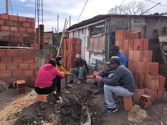 Reunião com pedreiros do projeto de casas-embrião realizado pela Peabiru Trabalhos Comunitários e Ambientais